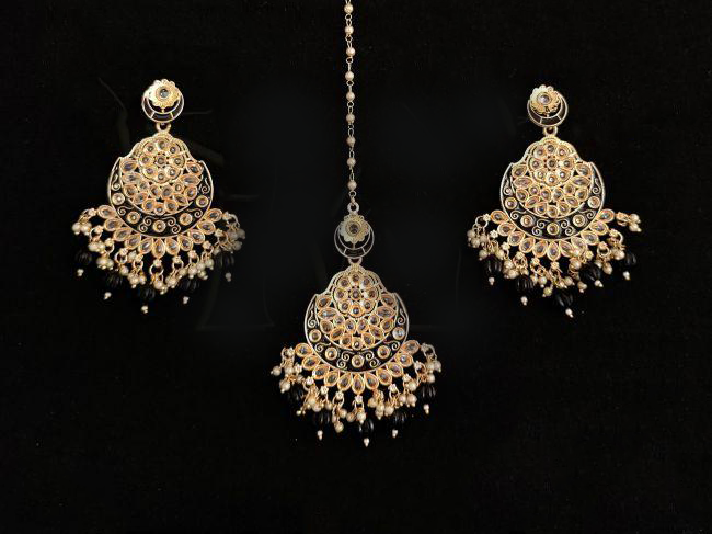 Gorgeous Maang Tikka With Earrings Black